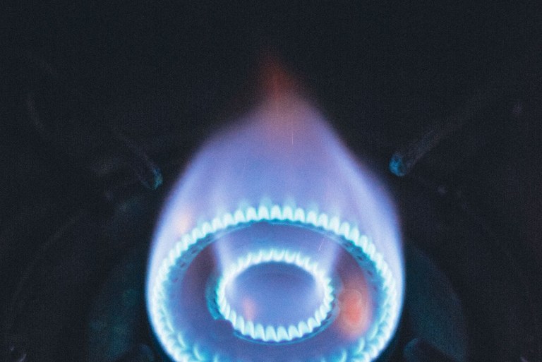 Llama azul de gas natural, comparativa Endesa vs Naturgy