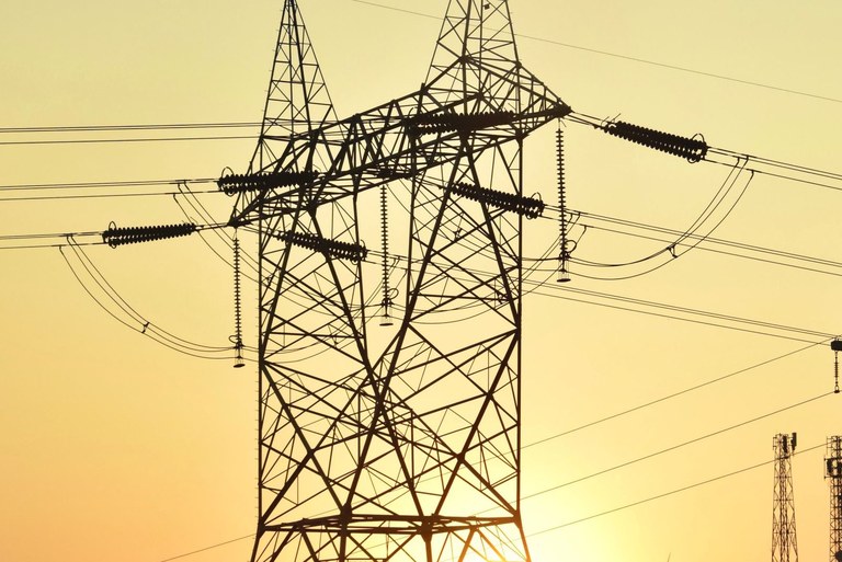 Torres de alta tensión al atardecer, comparativa Iberdrola vs Endesa