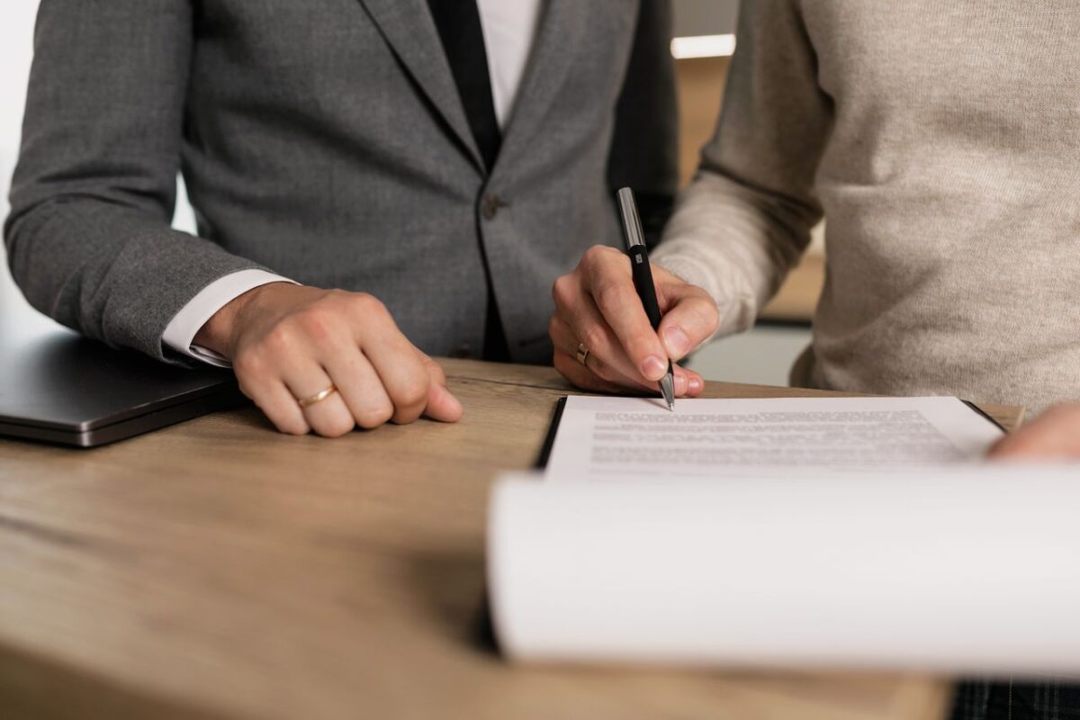 Persona firmando el contrato para cambiar de compañía de luz