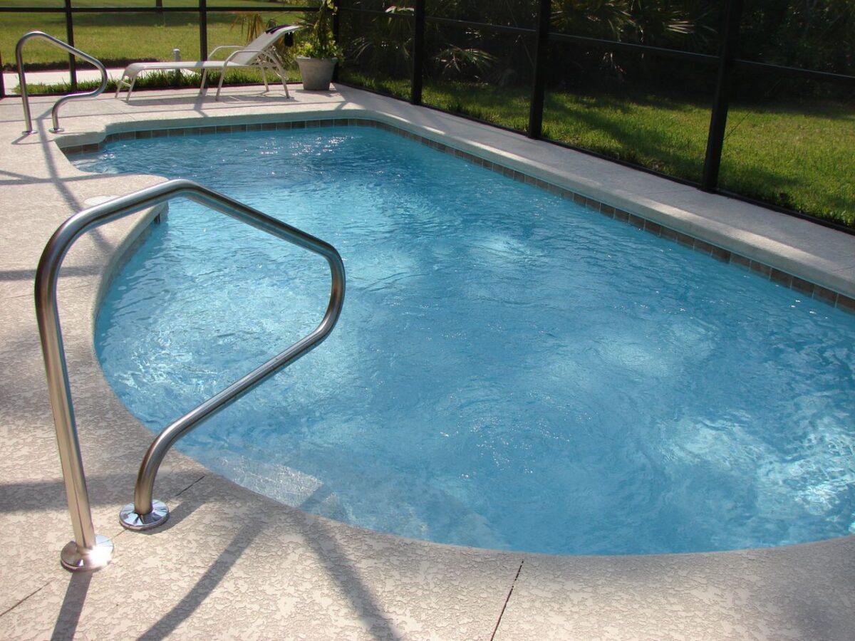 Piscina doméstica con agua clara y depuradora en funcionamiento