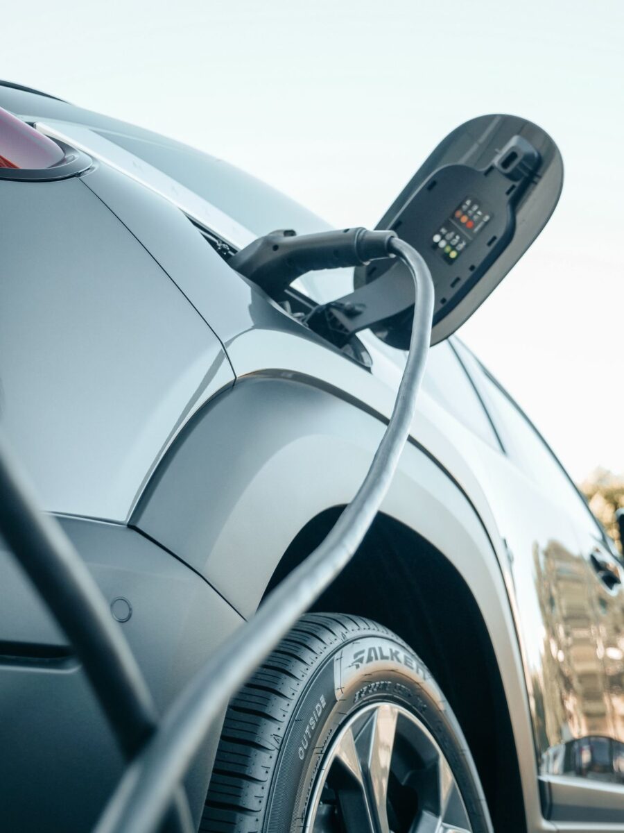 Coche eléctrico cargando en un enchufe doméstico