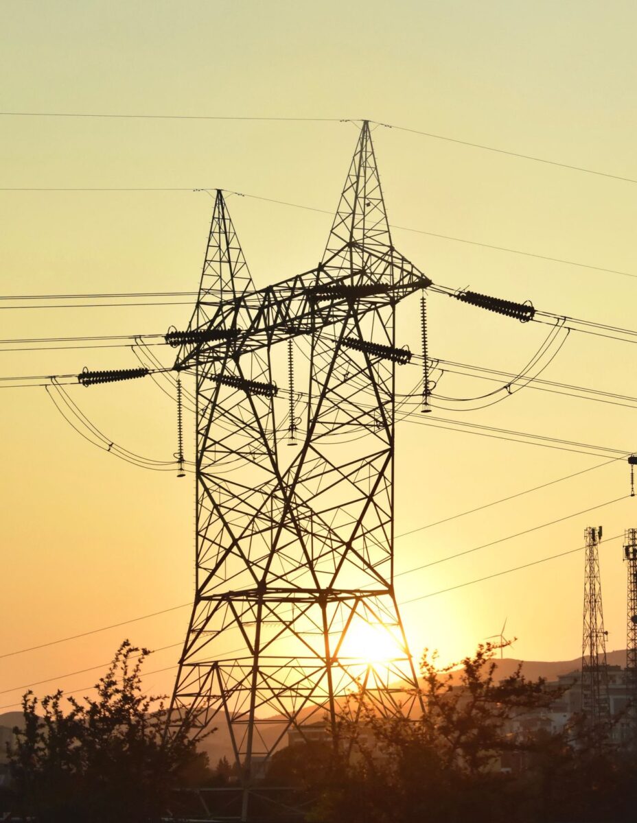 Líneas de alta tensión al atardecer, símbolo de la subida del precio de la luz en julio