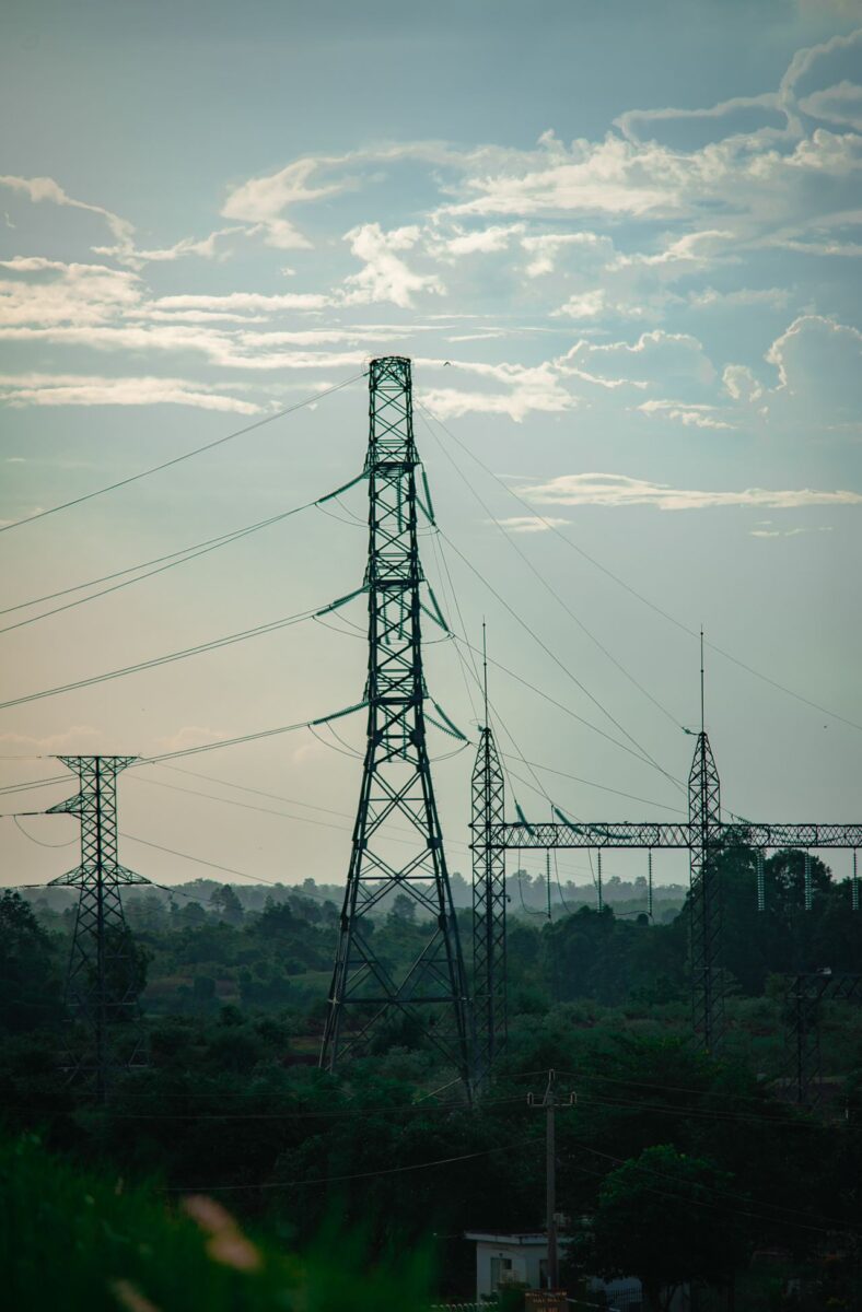 Torres de alta tensión y líneas eléctricas, símbolo de la subida del precio de la luz este otoño
