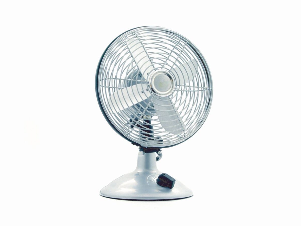 Ventilador de mesa blanco encendido, comparativa de consumo con el aire acondicionado