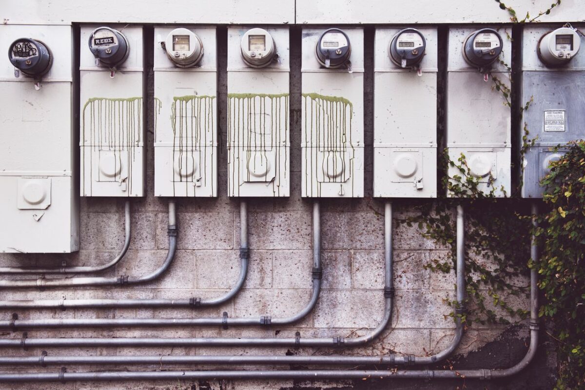 Contadores eléctricos que miden el consumo de electricidad en un edificio