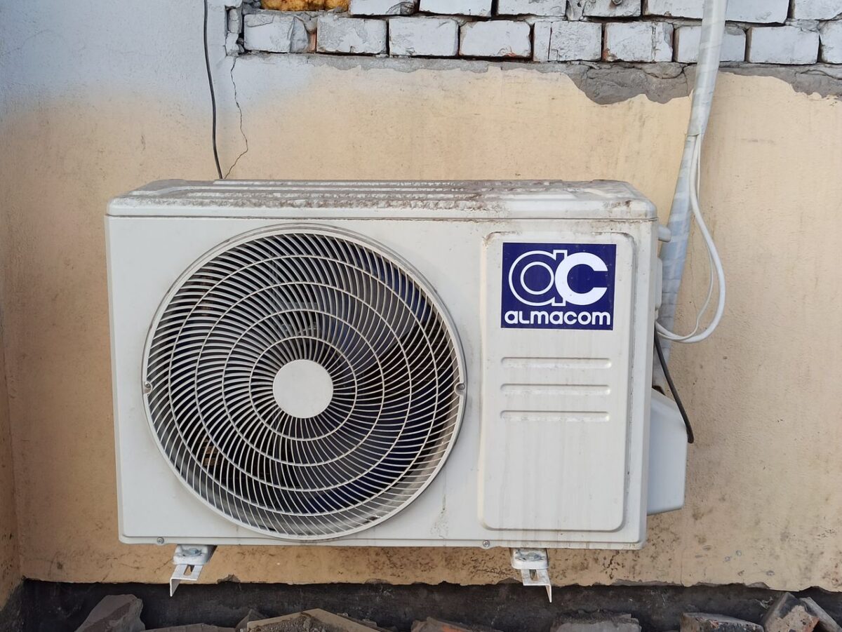 Unidad exterior de aire acondicionado con bomba de calor en una pared